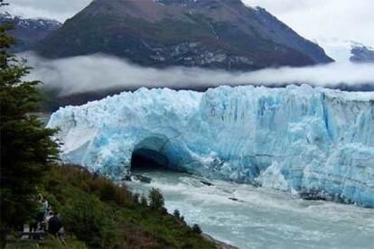 En la imagen, el túnel que forma el glaciar al chocar en su avance frente a la roca.