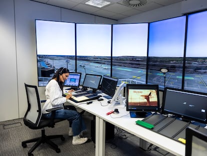 Araceli Aizpurua, alumna de la escuela Skyway, en una de las aulas con el simulador de control aéreo y los equipos técnicos.