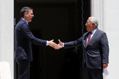 El presidente español, Pedro Sánchez, y el primer ministro portugués, António Costa, durante un encuentro en el Palacio de São Bento, en Lisboa, en 2020.