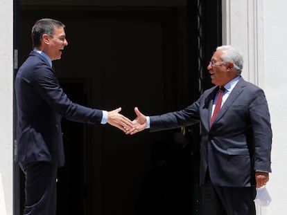 El presidente español, Pedro Sánchez, y el primer ministro portugués, António Costa, durante un encuentro en el Palacio de São Bento, en Lisboa, en 2020.