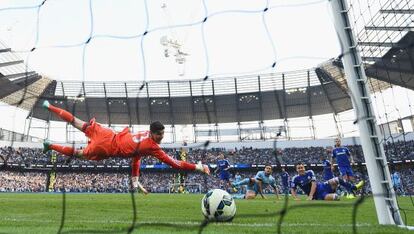 Lampard, en el suelo junto a Terry, marca ante la estirada de Courtois el gol del empate del Manchester City ante el Chelsea.