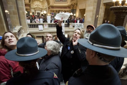 Un grupo de manifestantes, durante una protesta en el Capitolio de Madison, en Wisconsin.