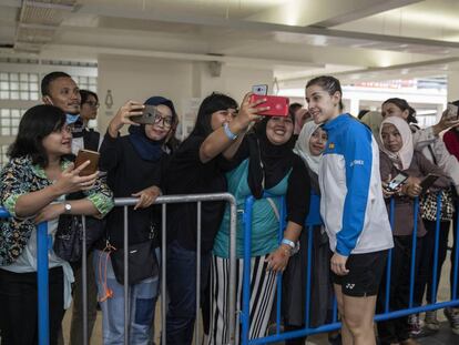 Carolina Marín se hace fotos con un grupo de aficionados a la salida del pabellón de Yakarta tras un partido del masters.