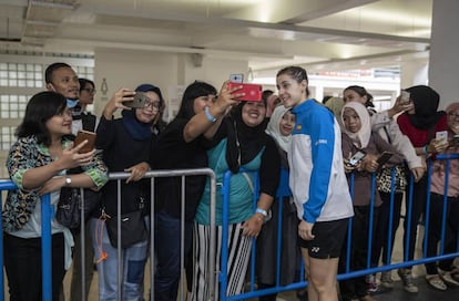 Carolina Marín se hace fotos con un grupo de aficionados a la salida del pabellón de Yakarta tras un partido del masters.