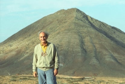 El escultor Eduardo Chillida posa ante el monte Tindaya en 1996.