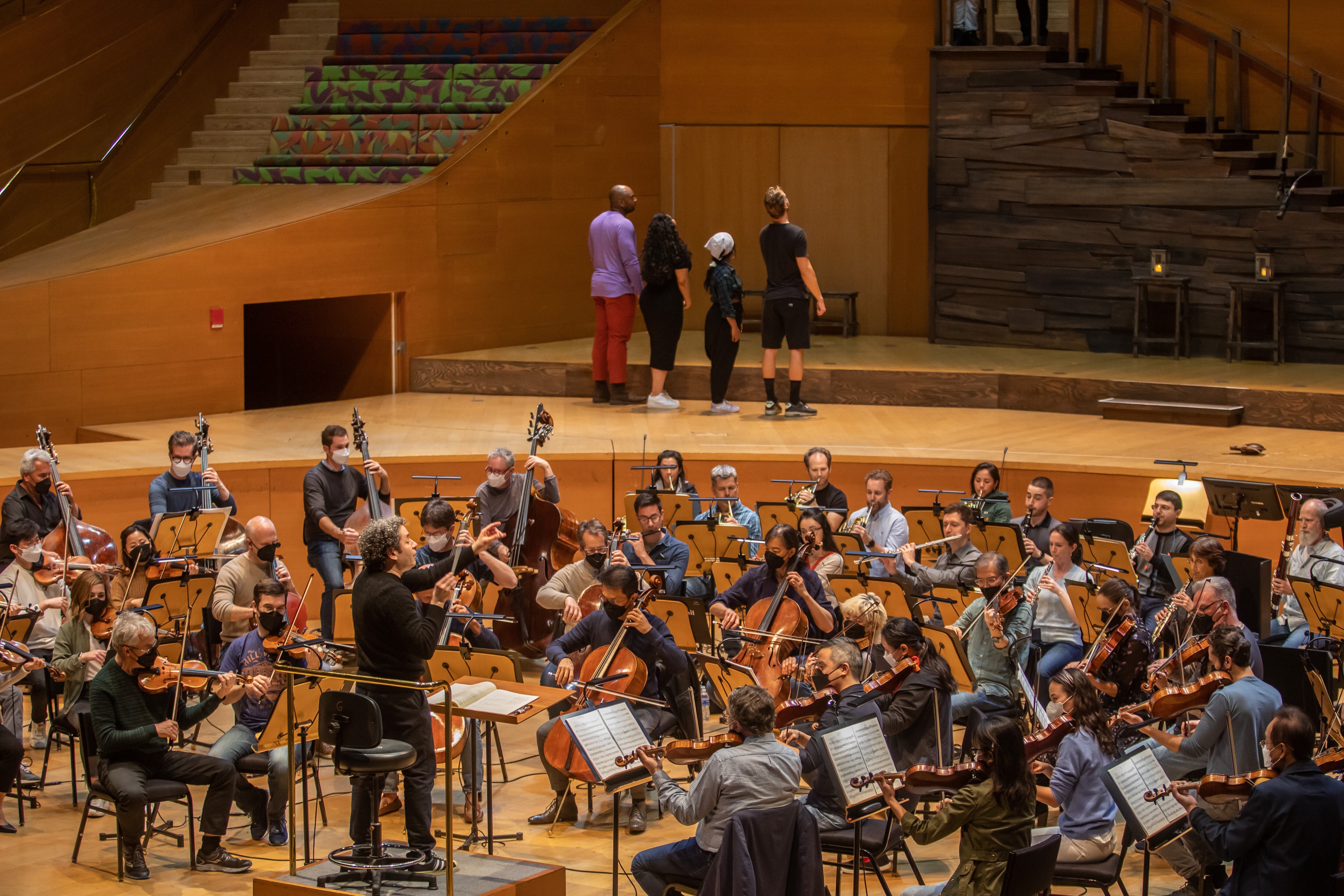 Dudamel, en un momento del ensayo de 'Fidelio', el martes con la Orquesta Filarmónica de Los Ángeles y el Coro de Manos Blancas.