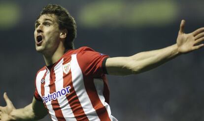 Fernando Llorente celebra el  primer gol al Manchester United en Bilbao.  