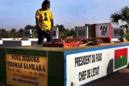 Samsk, líder del movimiento civil Balay Citoyen, junto a la tumba de Sankara.