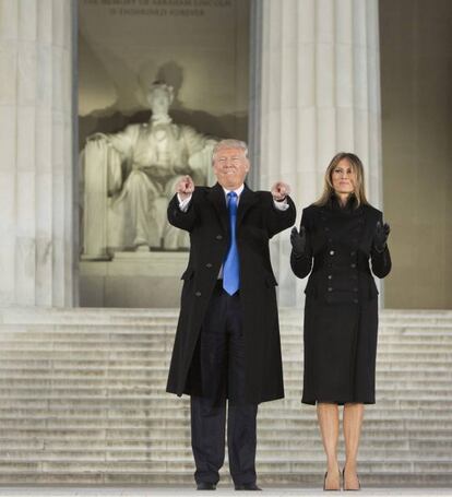 El abrigo y vestido negro hasta las rodillas que lució Melania Trump durante su visita a Lincoln Memorial en Washington D.C, la noche del 19 de enero, fue una creación del diseñador neoyorquino Norisol Ferrari.