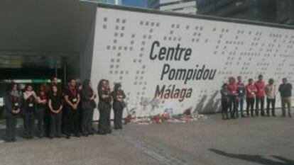 Minuto de silencio en el Centro Pompidou de Málaga.