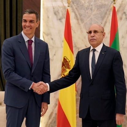 Nouakchott (Mauritania), 16/07/2025.- President of Mauritania Mohamed Ould Ghazouani (R) shakes hands with Spanish Prime Minister Pedro Sanchez (L) during the latter's visit to Nouakchott, Mauritania, 16 July 2025. The Spanish prime minister is on a one-day visit to the West African country. (España) EFE/EPA/BECHIR EL MALUM