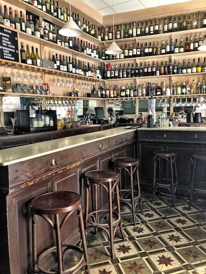 De Vinos, en la calle de la Palma de Madrid, es una de las vinotecas recogidas en el libro '150 bares de vinos imprescindibles', de Jurgen Lijcops (Editorial Cinco Tintas).