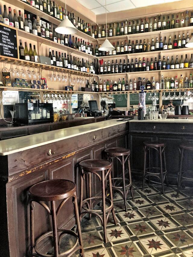 Lo que se vive en un bar, se queda en el bar... y también en los libros ...