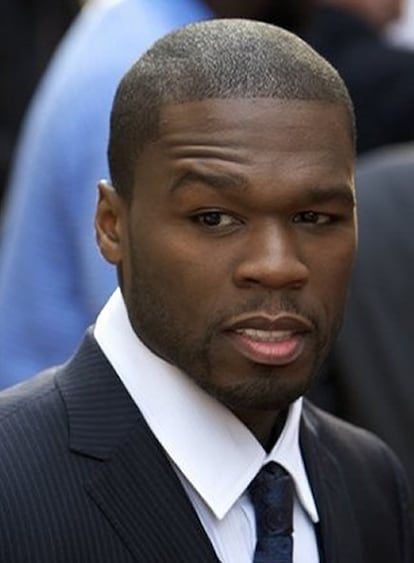 El rapero estadounidense 50 Cent, que se presentará en Santiago de Chile el próximo 30 de octubre, ha exigido a los organizadores del concierto condones, un Mercedes Benz blindado y un Lamborghini. El cantante, que posee una fortuna de 150 millones de dólares y es un fanático de los automóviles de lujo dijo que los preservativos, dos cajas, tienen  que ser Life Style Rough Riders, y que los coches los quiere para trasladarse junto a sus seis guardaespaldas. Para alojarse pidió la suite presidencial de uno de los hoteles más lujosos de Santiago y el cierre de todo el perímetro en torno al hotel y el acceso a los vestuarios de la sala donde se realizará el concierto.