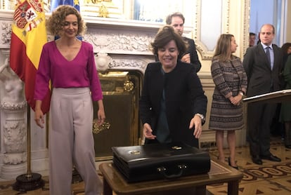 La ministra de Administraciones Territoriales, Meritxell Batet, y su antecesora en el cargo la exvicepresidenta del gobierno Soraya Sáez de Santamaría, en la ceremonia de traspaso de carteras.