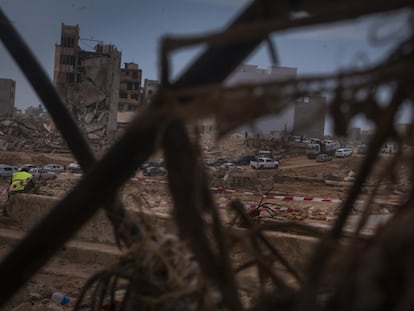 Grupos de civiles vuelven a Derna (Libia) en sus coches tras las inundaciones provocadas por la tormenta 'Daniel'.