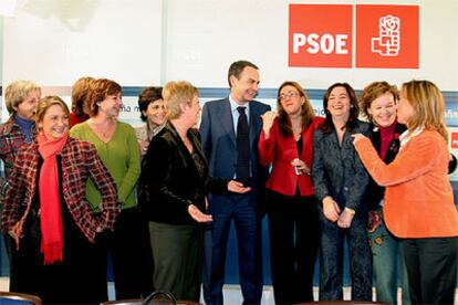 El presidente del Gobierno, José Luis Rodríguez Zapatero, conversa con las mujeres de la Ejecutiva del PSOE.