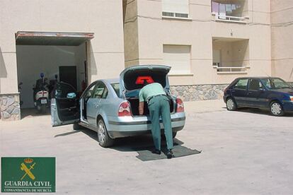 Imagen facilitada por la Guardia Civil en la que un agente inspecciona el verhículo donde estaba el empresario.