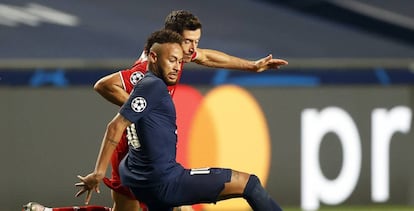 Neymar conduce el balón ante un jugador del Bayern durante la final de la Champions.