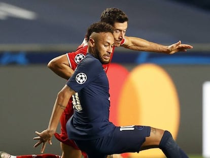 Neymar conduce el balón ante un jugador del Bayern durante la final de la Champions.