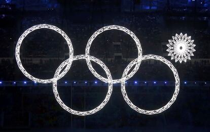 Despliegue de los anillos olímpicos durante la ceremonia de inauguración. El quinto anillo no se ha abierto por un fallo técnico.