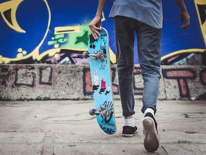 Un adolescente en una pista de skate.