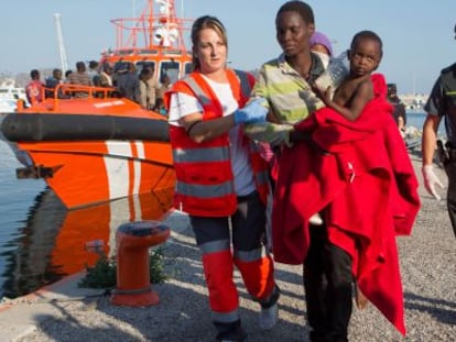 Una patera con 70 inmigrantes, entre ellos siete menores, llega a Motril.