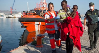 Una patera con 70 inmigrantes, entre ellos siete menores, llega a Motril.