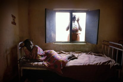 Una adolescente se recupera en un centro médico en una aldea sudanesa fronteriza con Kenia. Sudán ya era uno de los países más pobres de la Tierra hace 20 años. Desde su independencia en 1956, las diferentes etapas de la guerra permanente han matado a millones de civiles y provocado el desplazamiento masivo de la mayor parte de la población que vive en el sur de un país que tiene las dimensiones de un continente. <br><br><i>Si una mujer pisa una mina antipersona, a menudo será abandonada por su marido. Si su esposo desaparece, lo buscará durante años, décadas, y posiblemente nunca vuelva a tener una relación amorosa. No es viuda ni divorciada, sigue casada con un desaparecido.</i></br>
