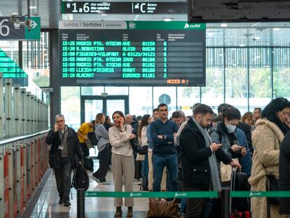 Control de acceso a las vías de alta velocidad de la estación Barcelona-Sants.