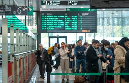 Control de acceso a las vías de alta velocidad de la estación Barcelona-Sants.