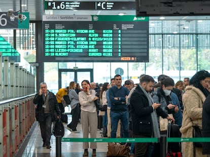 Control de acceso a las vías de alta velocidad de la estación Barcelona-Sants.