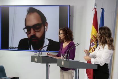 A la izquierda, la ministra de Hacienda y portavoz del Gobierno, María Jesús Montero, y la ministra de Trabajo, Yolanda Díaz, en una rueda de prensa en La Moncloa.