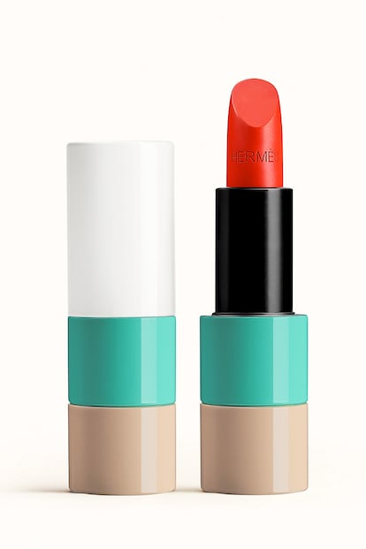 Los labiales de Hermès se actualizan este verano con una edición limitada de tres tonos radiantes y con carcasas que parecen caramelos. ¿El resultado? Satinado y luminoso, con una textura muy cremosa y flexible.