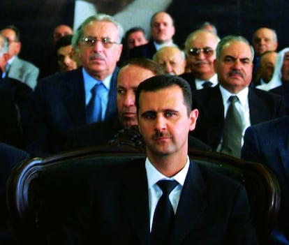 El presidente de Siria, durante un homenaje a su antecesor, su padre, Hafez el Asad, en 2001.