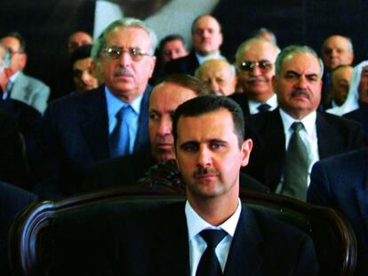 El presidente de Siria, durante un homenaje a su antecesor, su padre, Hafez el Asad, en 2001.