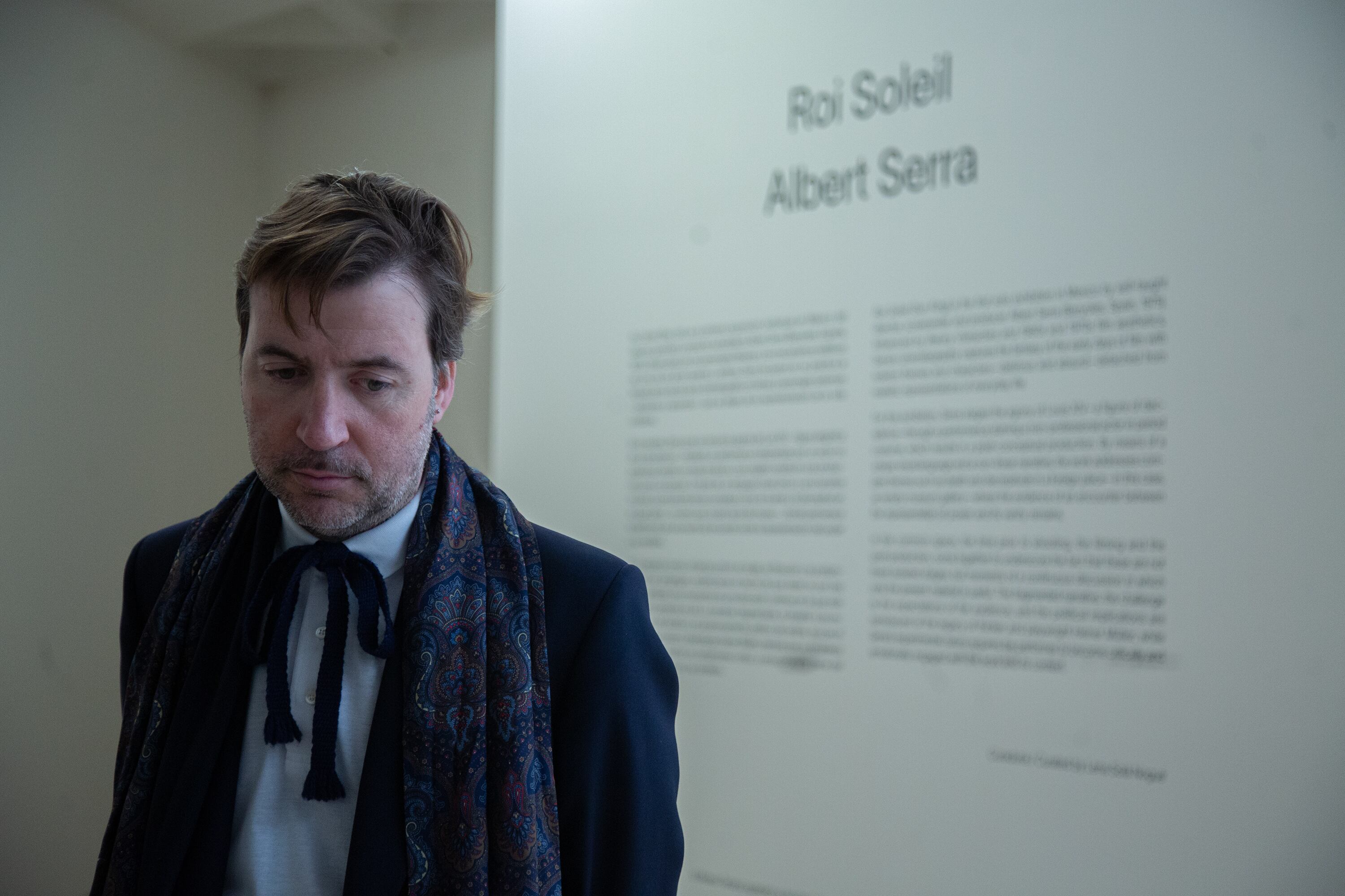 Albert Serra en su exposición 'Roi Soleil' en el Museo Tamayo, el 23 de marzo de 2023.