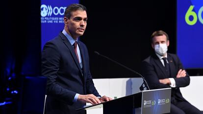 El presidente del Gobierno, Pedro Sánchez, interviene en presencia del presidente francés, Emmanuel Macron, durante el sesenta aniversario de la OCDE, el pasado lunes en París.