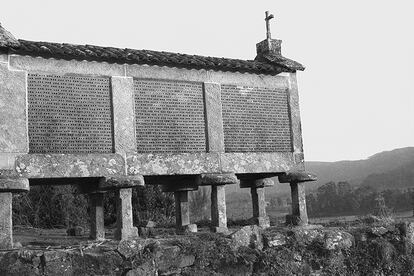 Hórreo entre Corme y Malpica, 1974.