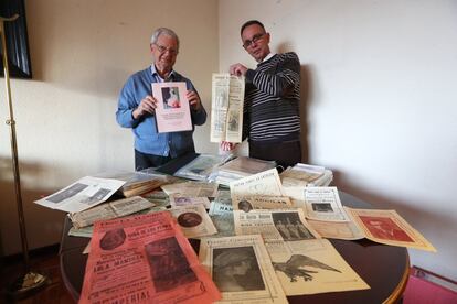 Nicolás Oriol de Alarcón (izquierda) y su sobrino José María Oriol López con ejemplares de la colección de programas de mano de teatro.