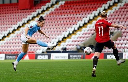 Lucy Bronze volea el balón en un partido del City ante el United el pasado noviembre en Leigh.