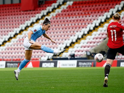 Lucy Bronze volea el balón en un partido del City ante el United el pasado noviembre en Leigh.