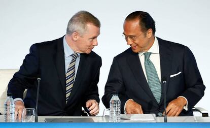 El consejero delegado de IAG, Willie Walsh, junto al presidente del holding de aerolíneas, Antonio Vázquez.