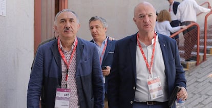 El secretario general de UGT, Pepe &Aacute;lvarez, a la izquierda, junto a Miguel &Aacute;ngel Cilleros, l&iacute;der de la federaci&oacute;n de servicios