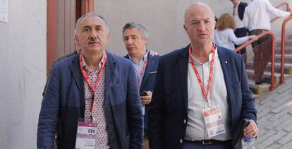 El secretario general de UGT, Pepe Álvarez, a la izquierda, junto a Miguel Ángel Cilleros, líder de la federación de servicios