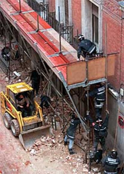 Dos obreros mueren al derrumbarse un edificio en Madrid.