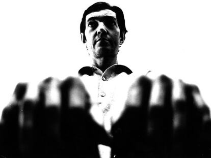 Julio Cortázar, en una imatge que reforça la seva corpulència.