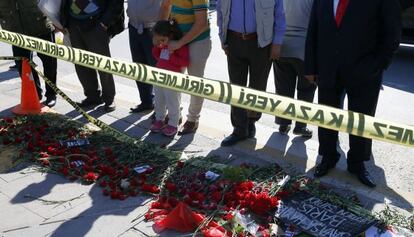 Gent al lloc de l'atemptat de dissabte a Ankara, aquest dimecres.