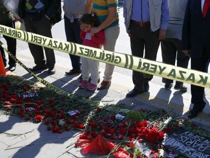 Gent al lloc de l'atemptat de dissabte a Ankara, aquest dimecres.