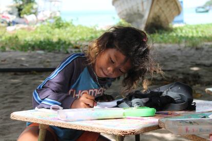 Los 81 niños de la aldea de Au Bon Yai acuden a la escuela para aprender inglés, tailandés, matemáticas y arte.